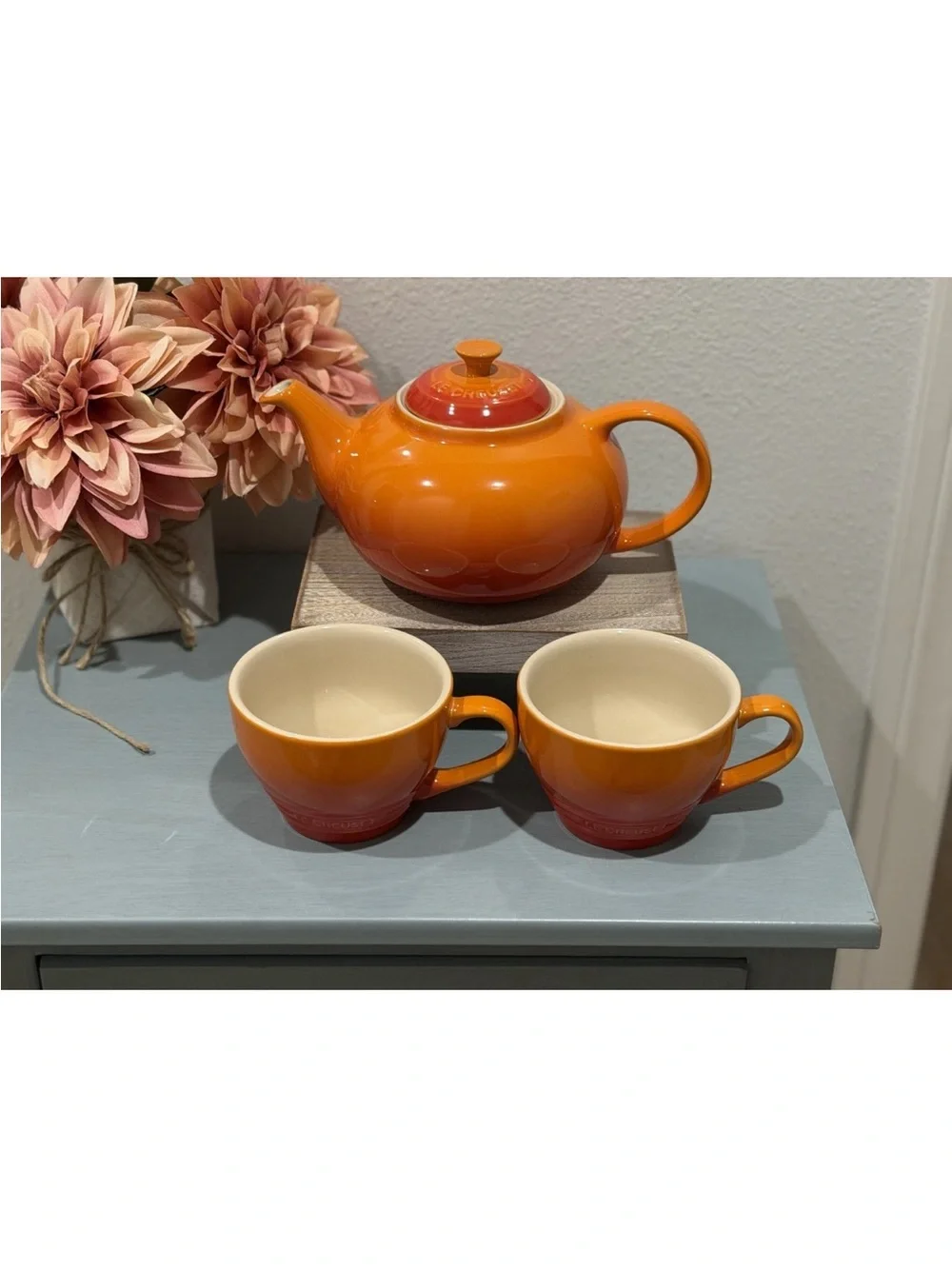 Le Creuset Flame 1.3L Classic Teapot & 2x400ml Cappuccino Mugs Seconds- NEW